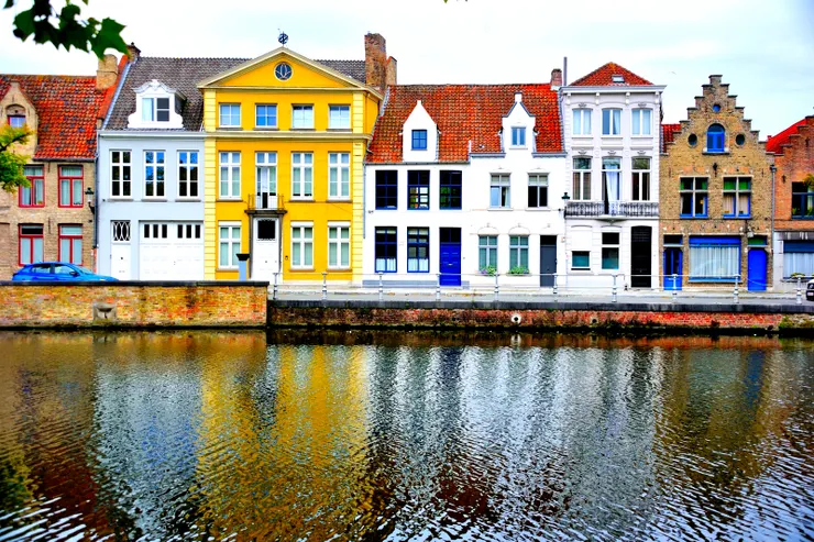 【河畔華屋已娉婷猶向水光借婀娜 獵艷的鏡頭只恨風波善變難捉摸】