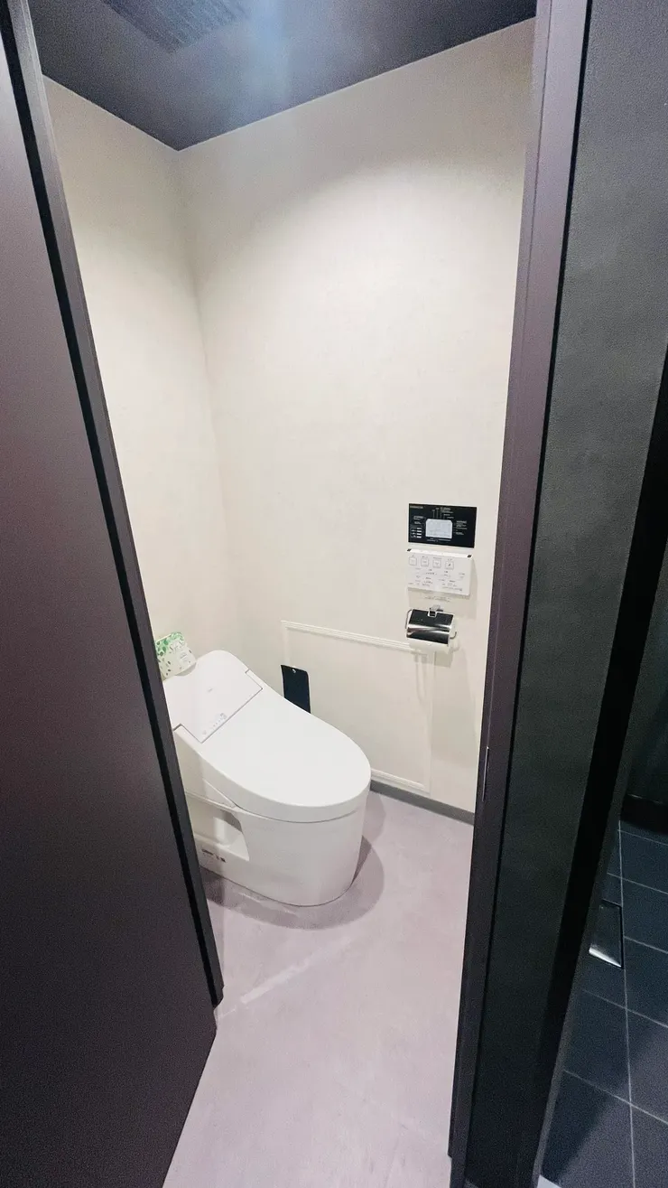 這樣設計至少用馬桶和洗手台不會互相打擾。