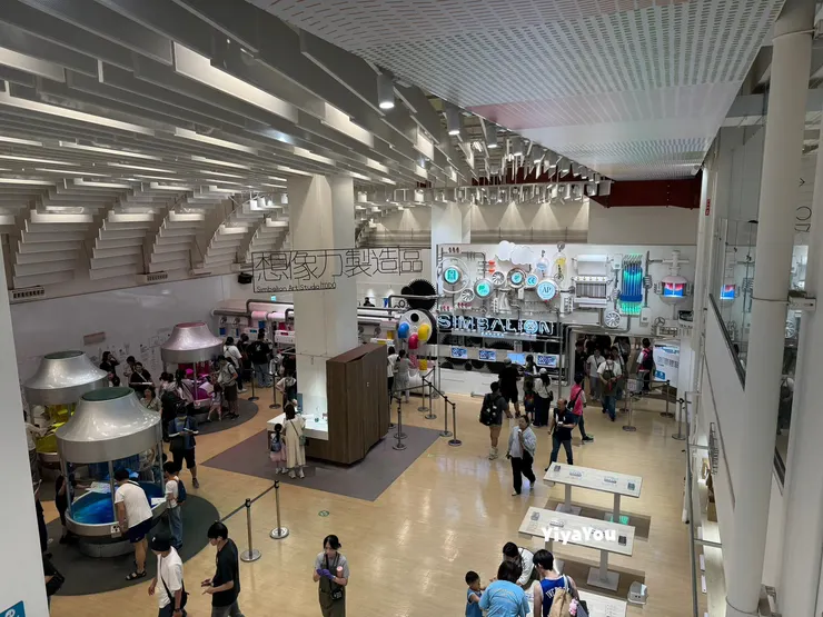 自製彩色筆的夢工廠，非常好玩！有時候人比較多可以等一陣子再過去看看，泡泡畫一定要讓寶寶體驗一下，旁邊就有洗手台可以洗手。