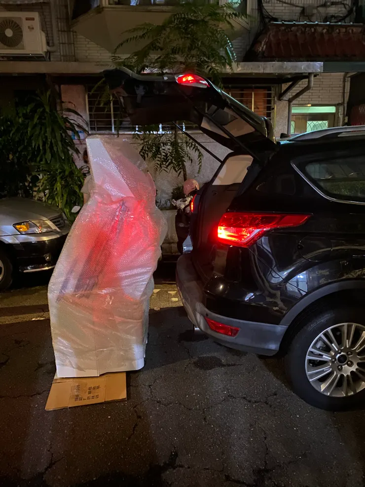 搬下車的時候還遇到鄰居問需不需要幫忙