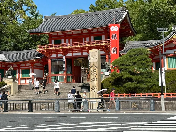 沒辦法拍停下的車車，所以只是用八坂神社當示意圖