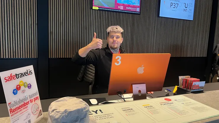 冰島租車公司還有咖啡吧，電腦設備看起來很不錯。