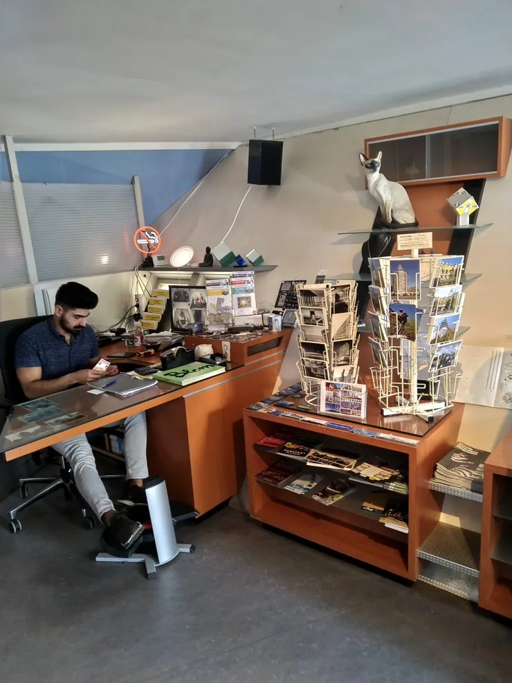 唯一一間開放參觀的方塊屋，你瞧，售票人員用的桌面是斜切的