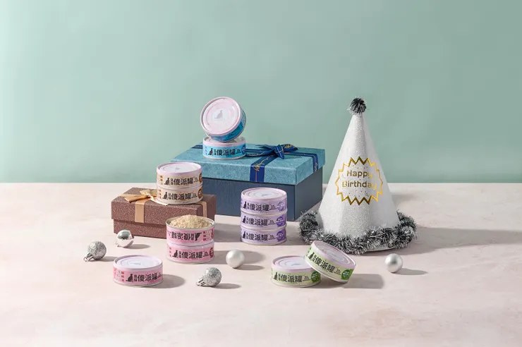 傻派主食罐肉泥質地，幼貓非常好舔食