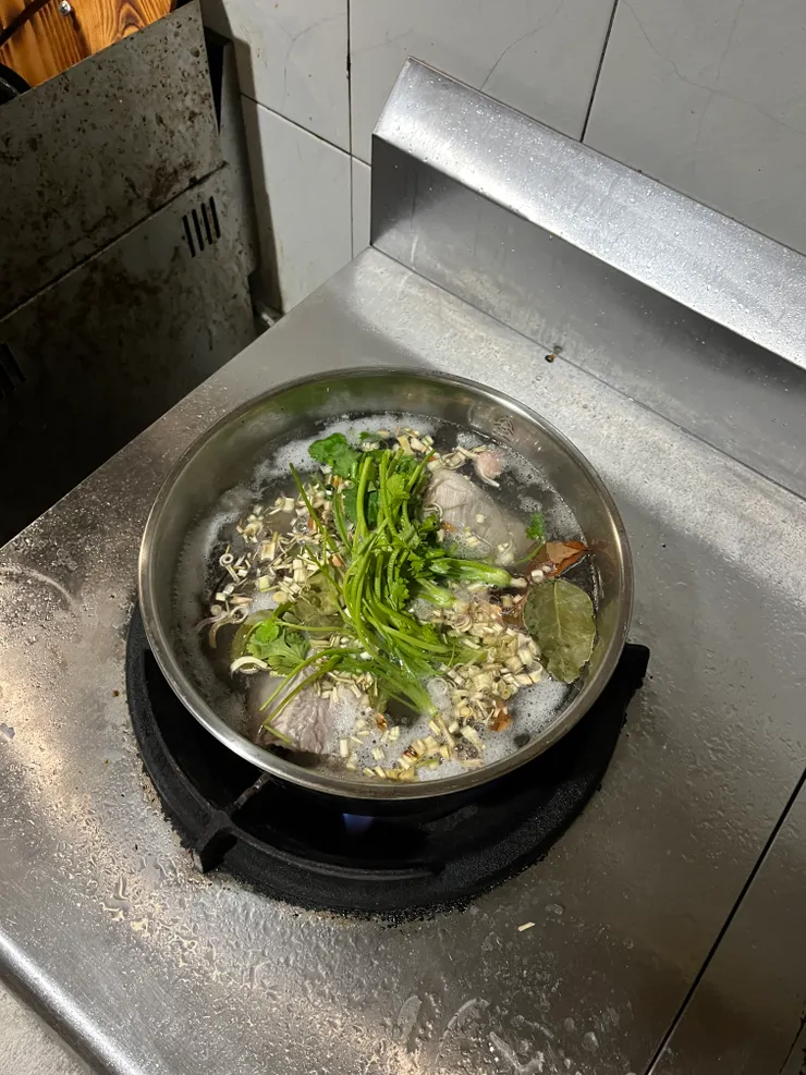 要喝湯的話最後湯會過濾，所以煮湯料不用切太細，折一下放得進鍋裡就好。