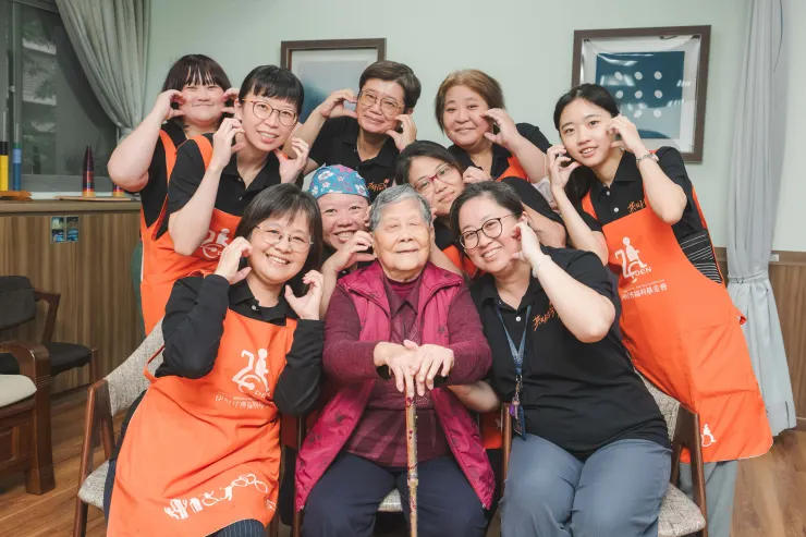 難得一起合照，工作人員與阿嬤笑開懷。