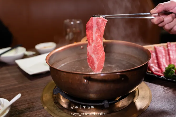[高雄左營火鍋餐廳]銅花精緻涮涮鍋，火鍋界的LV！整隻龍蝦與A5和牛的奢華約會，專人桌邊服務，左營約會餐廳推薦，附最新菜單