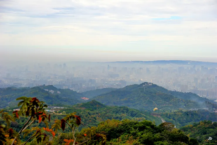 樓廈飄渺在灰色霧霾中 俯瞰城區緊繃敏感神經