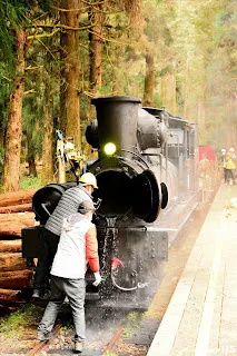 打開鍋爐檢查後冒出大量熱氣