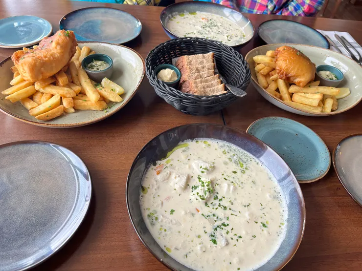 藍鱈魚濃湯270克朗， 炸魚薯條300克朗。換算台幣乘以3