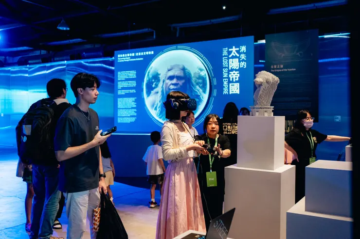 VR體驗能讓我們有如親臨「麥塊」的世界。動作看在旁觀者眼裡，也相當有趣／ 圖片出處：高雄市政府文化局