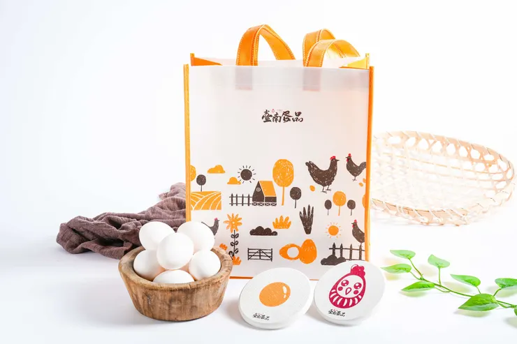 圖說：融入「不倒蛋」趣味精神的提袋和限量杯墊，兼具療癒外觀與實用性，將於台南大遠百（後火車站）「日本群馬高崎祭」活動期間限量釋出。（資料來源：臺南蛋品）