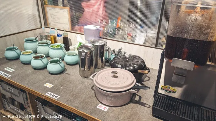 簡單的自助吧：店家自製紅茶與枸杞銀耳、綠豆薏仁湯等甜品。