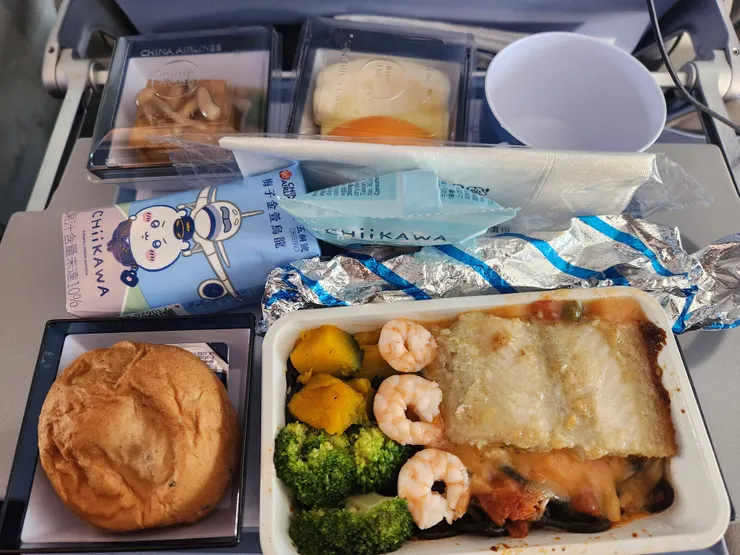 這次選了魚主餐~ 好久沒吃飛機餐了嗚嗚