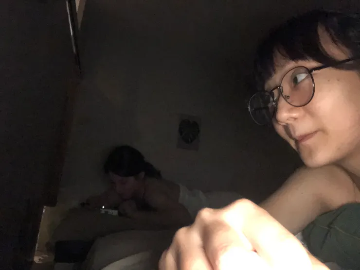 這是什麼奇怪的照片啦哈哈哈，我旁邊那個是于宸，我、Yuna、于宸在同一間；Coco和Vito自己一間