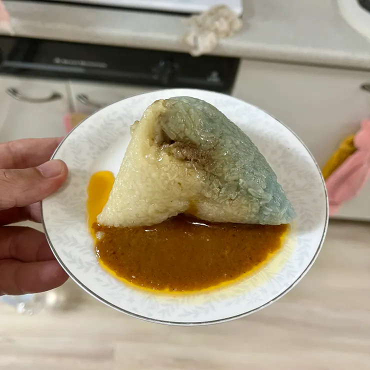 打開後加上附的醬汁長這樣，本來還以為醬汁會像沙嗲那樣