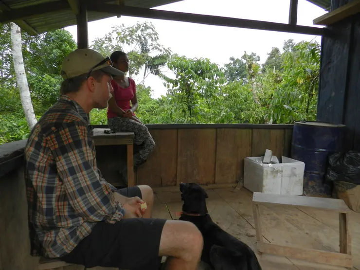 走了兩小時候第一次在路邊空屋門廊下休息