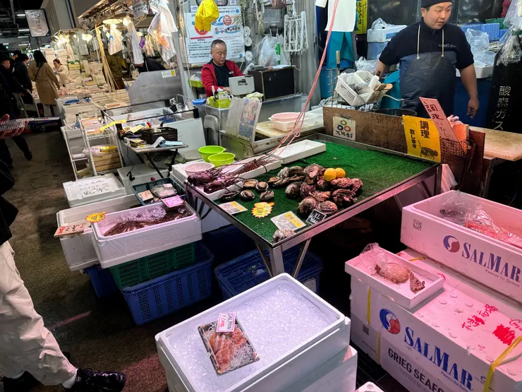 剛好是晨市準備收攤的時刻，還可以撿一點小便宜很不錯