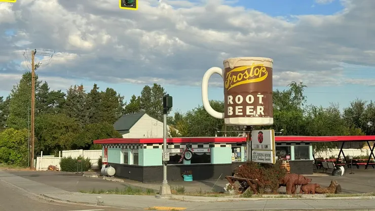 途經西黃石市區，這杯啤酒夠很多人喝了吧！