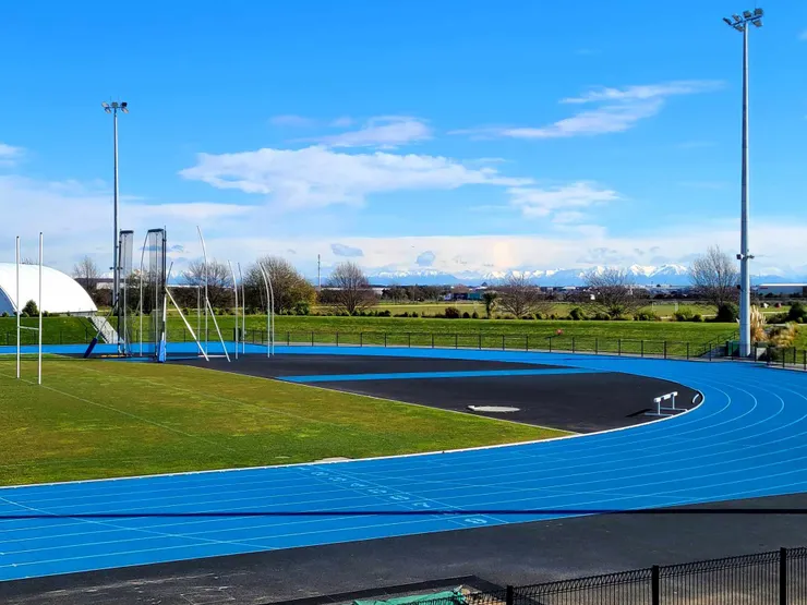 全程唯一的PU田徑場，後方山頭覆蓋滿滿的白雪