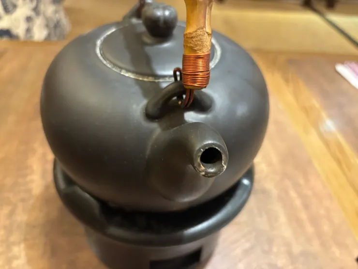 請看蓋子、壺嘴周圍的白色結晶～氯化鈣、氯化鎂⋯俗稱水垢