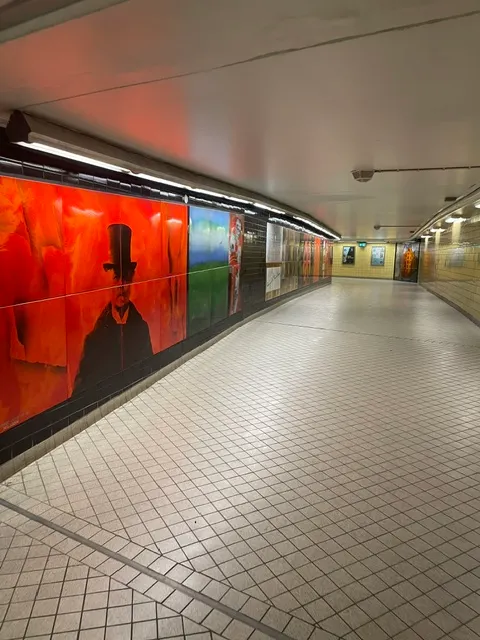 經過紅色的馬賽克藝術牆