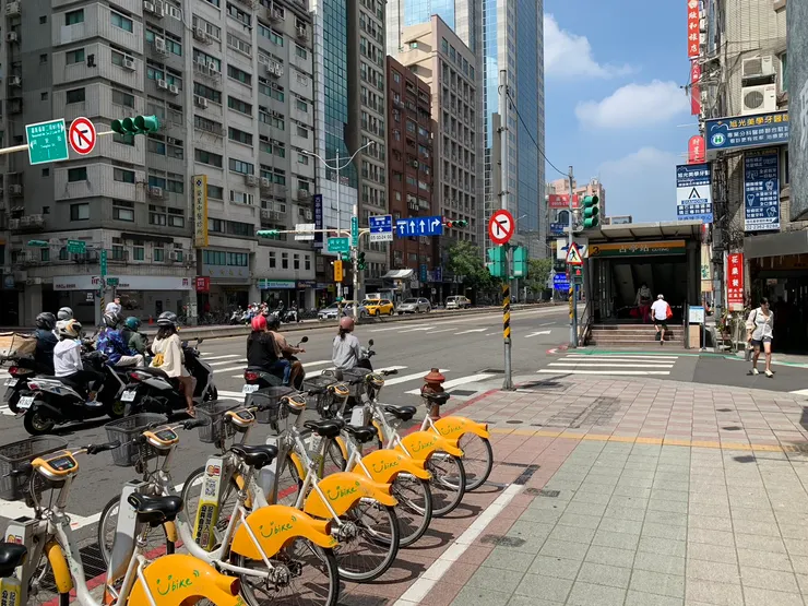 捷運古亭站到了，右側整齊一排的UUU真可愛(≧∇≦)/