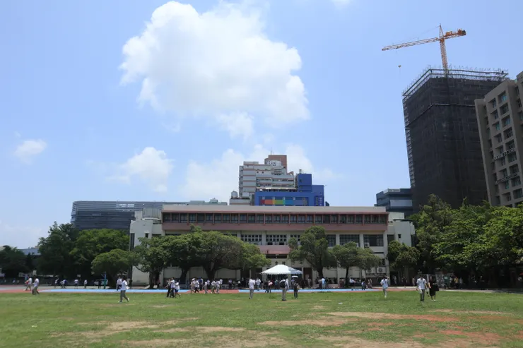 稍早一樓擠滿畢業生的雄中體育館