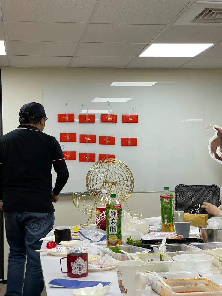 微型尾牙的場景。抽獎簡單辦，池子小獎金多～