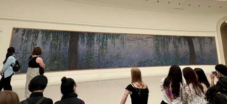 這張畫左右兩邊各一株柳樹，下垂的柳枝婀娜多姿。