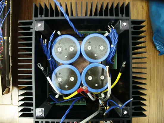 以銅柱架起隔板，再放上電容