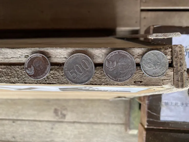 山屋管理員撿到的印尼盾，就把它放在外面展示了