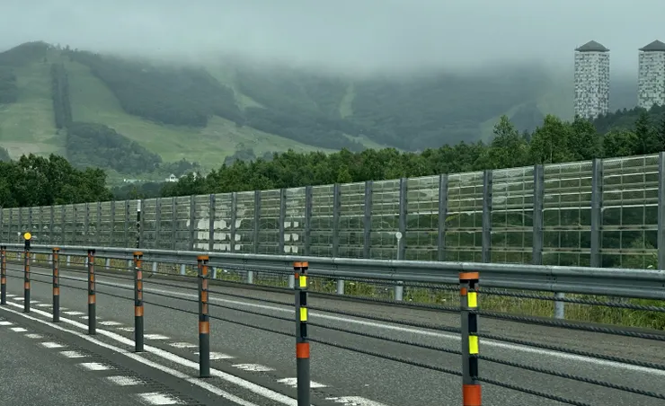 往新千歲的高速公路上，著名的度假村