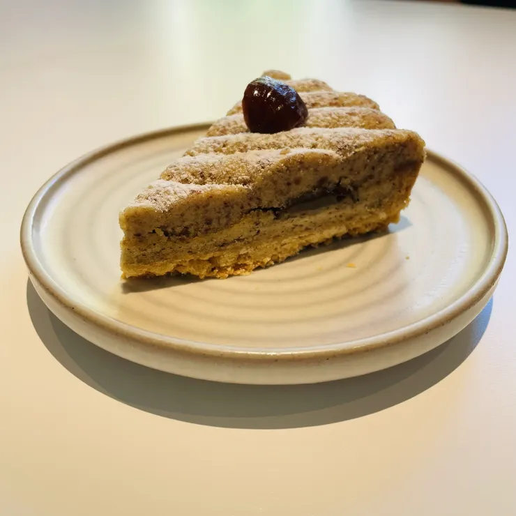 栗子蛋糕稍甜，可以搭配無糖奶茶