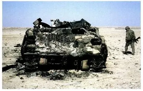 一輛挨了友軍地獄火飛彈的布萊德雷。