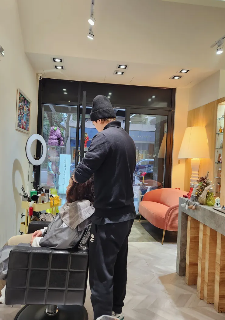 認真服務的店長與正在做Spa的顧客