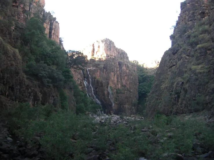 下船後還在遠方的瀑布，必須穿越前面的崎嶇路段。