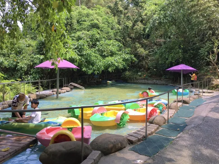 消暑的戲水區讓孩子玩耍,附近的廁所都有提供更衣室