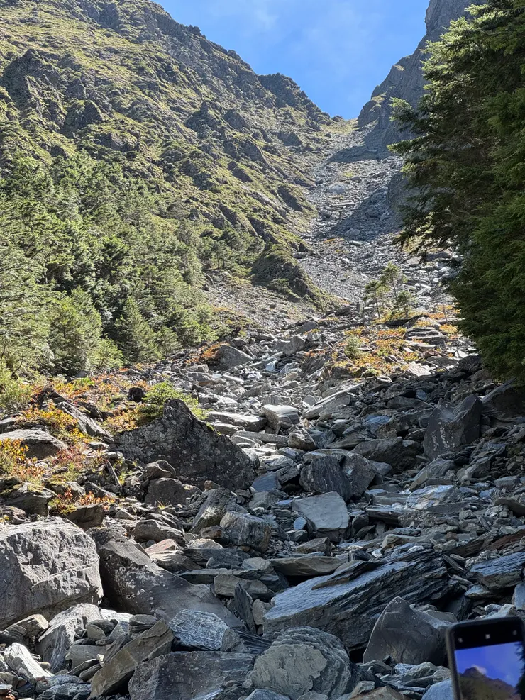 危危顫顫的下碎石坡之後往上回拍。