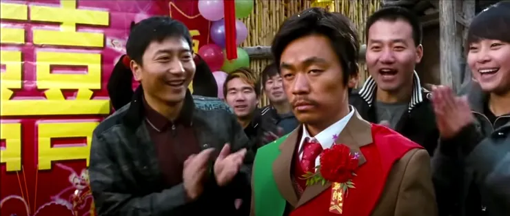 婚宴上的樹如木偶般，任人擺佈、作弄。