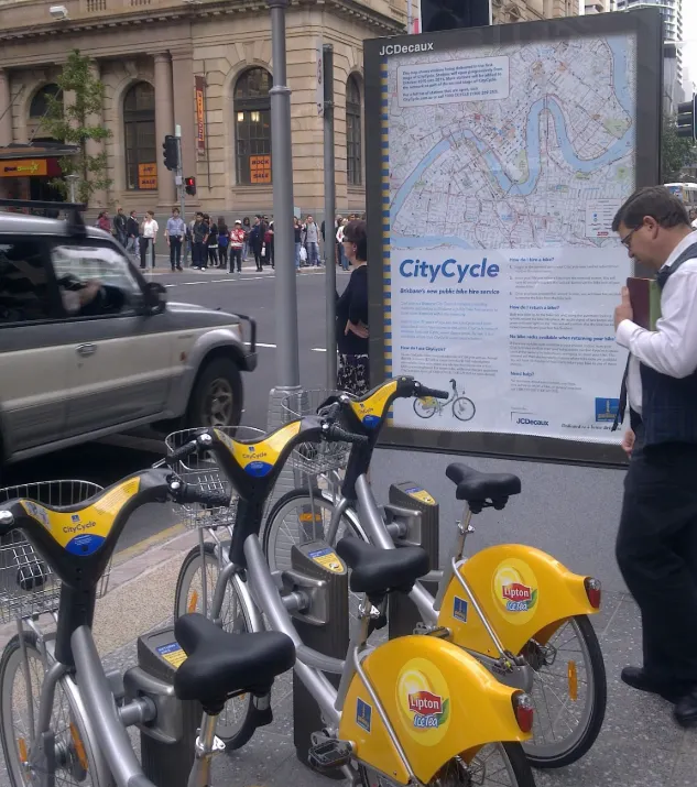 在澳洲,騎公用自行車必須戴安全帽!