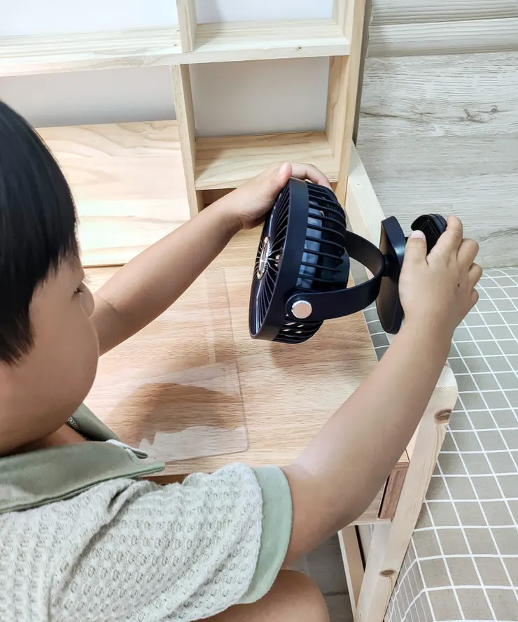 E-books K44 五段風速360度旋轉LED充電夾式風扇