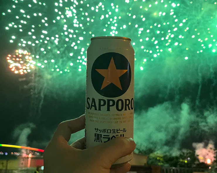 花火節現場｜乾一杯給這個夜晚 　「有人拍煙火，我選擇拍這個瞬間。」