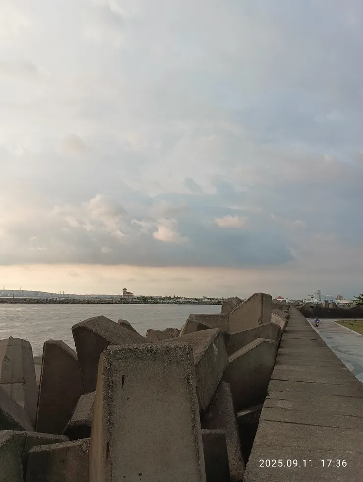 歌舞聽濤長堤上，那些輕狂奔馳的年少岸上風情萬種呀！