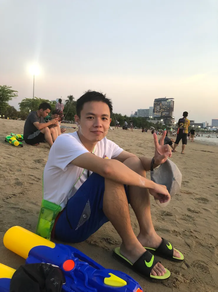 芭達雅潑水節玩累了，直接過馬路坐在沙灘上看海好chill