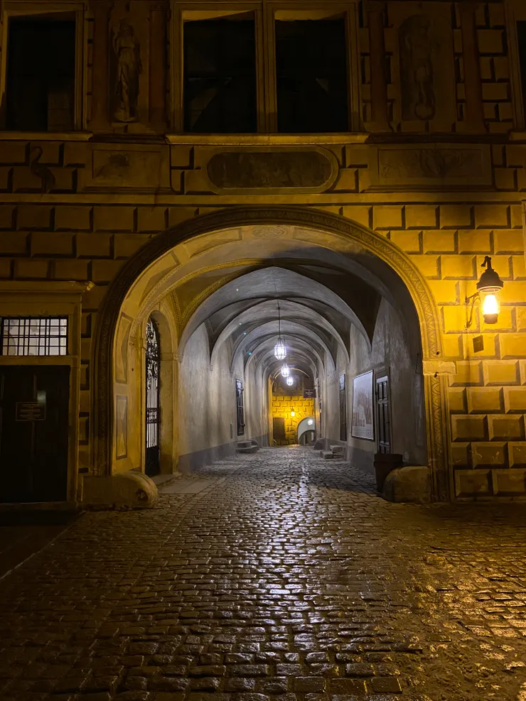 晚上燈光點起，又是另一種氛圍