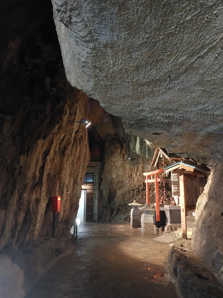 要離開鐘乳石洞前意外發現的小神社和鳥居~