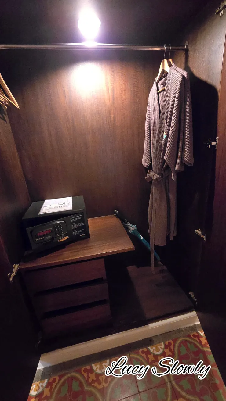 海濱小屋雙人房廁所旁邊的衣櫃裡有提供衣架、浴袍、雨傘、保險箱、洗衣袋。