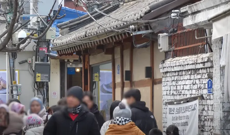 分別為首爾乙支路及益善洞  (圖片來源：You Go Too《Seoul travel guide. Hotspots for Work Gatherings: Top Eateries and Bars!》 You Go Too《Seoul travel guide. Ikseon-dong: A Traditional Tour Alongside Bukchon.》)