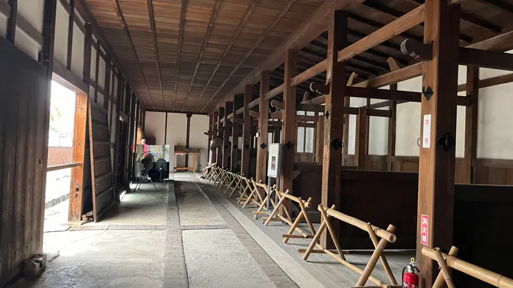 每一格就是住著一匹馬。